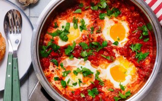 Яичница по-новому: рецепт вкуснейшего завтрака с овощами и специями (видео)