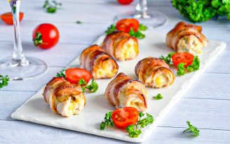 Сухим не будет: как приготовить куриное филе с сырной начинкой в беконе (видео)