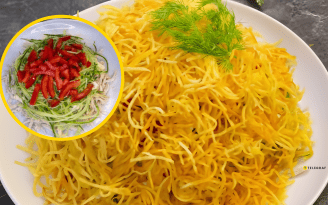 Вкусный "Муравейник", но не торт: рецепт салата с куриным филе и хрустящим картофелем (видео)