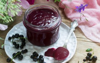 Самый вкусный способ использовать черную смородину: приготовьте пикантный соус к мясу (видео)