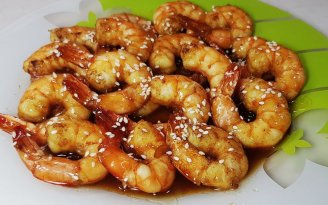 Креветки как раз на акции: как их приготовить в медовом соусе (видео)