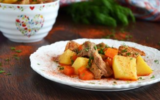 Все нарезали — и в духовку: как приготовить тушеный картофель с куриным филе (видео)