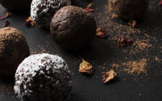 Ностальгия в каждом кусочке: классическое пирожное "Картошка" из печенья (видео)