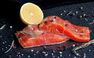 Домашняя слабосолёная форель: два ингредиента, минимум усилий и вкус, который превосходит магазинный (видео)