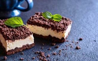 Вкус детства "с изюминкой": как приготовить шоколадный тертый пирог (видео)