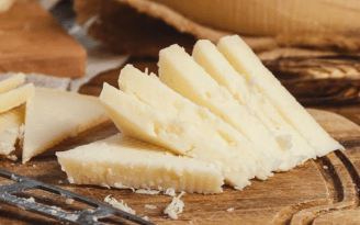 Двадцать минут активного времени – и вкусность у вас на столе: рецепт твердого сыра (видео)