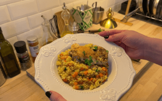 Булгур с пряным куриным бедром: рецепт вкусного ужина в одной сковороде (видео)