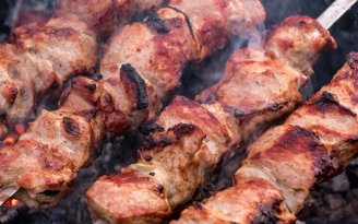 Сезон шашлыков открыт: из какого мяса его лучше готовить и как мариновать (видео)