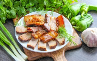 Неожиданно вкусно: сало в соевом маринаде для новогоднего стола (видео)