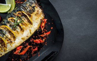 Рыба из духовки по-домашнему: скумбрия с овощами и лимоном (видео)