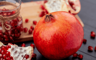 Легко и чисто: два проверенных лайфхака, чтобы быстро почистить гранат (видео)