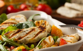 Праздник на тарелке: новогодний салат с мандаринами и сыром (видео)