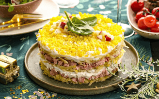 Новогодняя роскошь в тарелке: салат с лососем и креветками (видео)