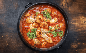 Апетитный ужин без лишних хлопот: хек в томатном соусе с овощами (видео)