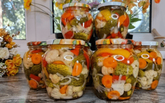 Овощное ассорти с грибами на зиму: заготовка, которая заменит сразу несколько банок соленья