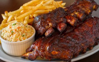 Не только барбекю: как запечь ребра с глазурованной корочкой в духовке (видео)