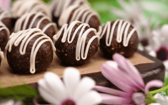 Конфеты, которые исчезают за минуту: рецепт из трех ингредиентов (видео)