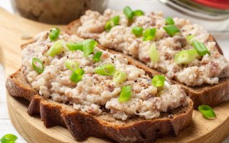 Можно есть хоть каждый день: рецепт форшмака по-одесски с яблоком и маслом (видео)