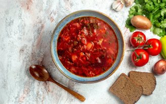 Добавьте этот продукт в борщ и он станет в разы вкуснее: как приготовить традиционное блюдо "с дымком" (видео)