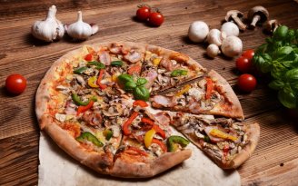 Постная пицца без компромиссов: мягкое тесто и сочная овощная начинка (видео)