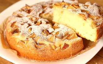 Готовим "Шарлотку" за 15 минут: фантастически нежный пирог (видео)