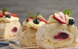 Готовим меренговый рулет с клубникой: рецепт, который удается с первого раза (видео)