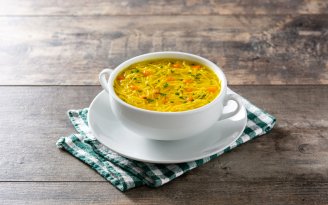 Будет золотистым и невероятно наваристым: в чем секрет идеального куриного супа с вермишелью