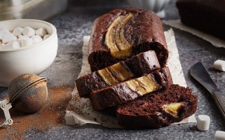 Без сахара, но влажный и насыщенный: шоколадно-банановый кекс без муки (видео)