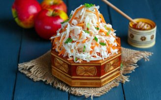 Квашеная капуста с медом: получается хрустящей, сладкой и съедается до последней ложки (видео)