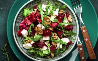 Вся магия — в заправке: салат из свеклы, которая удивит с первой ложки (видео)