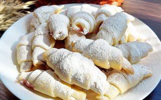 Хоть и постные – зато очень вкусные: как приготовить ванильные рогалики (видео)