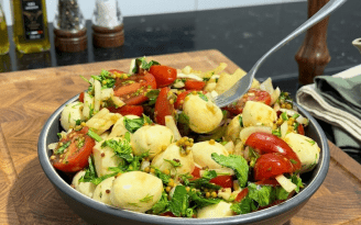 Лучшее дополнение к мясу: рецепт пикантной закуски из помидоров и сыра вместо обычных салатов (видео)