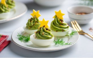 Просто, красиво и празднично: рецепт фаршированных яиц с авокадо на Новый год