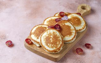 На чем приготовить тесто, чтобы оладьи получились пышными: у вас точно есть этот продукт (видео)