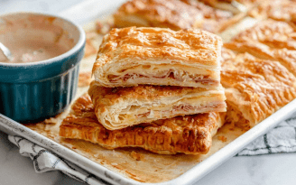 Вкусный, как пицца, а готовится – проще: рецепт слоеного пирога с сыром и ветчиной (видео)