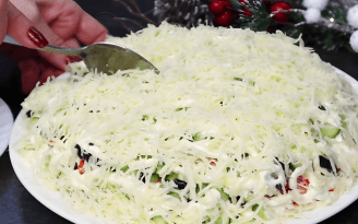 "Крабовый" салат заиграет новыми вкусами: рецепт простой закуски на Новый год