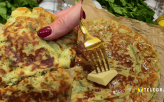 Закончился хлеб, а в магазин идти лень: приготовьте сырную лепешку на сковороде за 10 минут (видео)