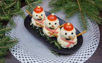 "Снеговичок", который удивит гостей: эффектная новогодняя закуска (видео)