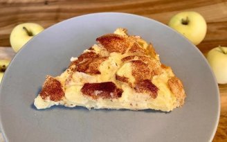 "Шарлотку" будете готовить только так: быстрый рецепт любимого пирога (видео)