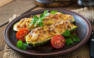 Неимоверная вкуснятина: цукини, запеченные в духовке с сыром и чесноком