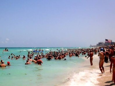 В Крыму поддержали введение ответственности за появление голым на пляже - Парламентская газета