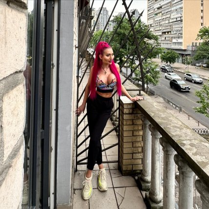 настя покрищук с розовыми волосами