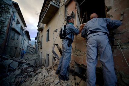 Спасатели разбирают завалы в Италии