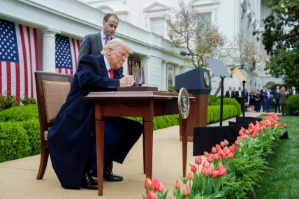 "День освобождения Америки", Дональд Трамп подписывает указ о тарифах/WhiteHouse