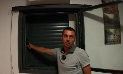 Окна в мамадах закрываются металлическими ставнями