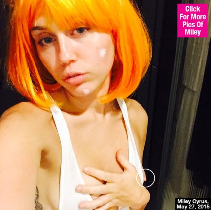 Майли Сайрус впервые показала обнаженную грудь без цензуры