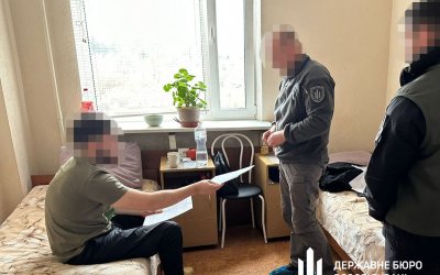 Працівники ДБР вручають підозру