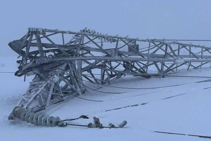 Одна из рухнувших опор ЛЭП в Мурманске.  Фото: губернатор Андрей Чибис / Telegram