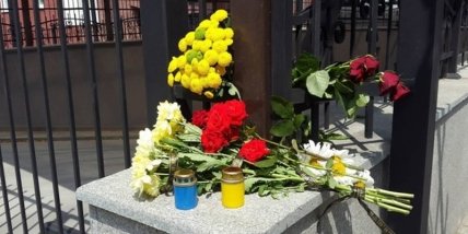 Цветы у посольства Турции в Украине