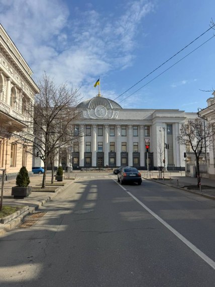 Парковка перед ВР